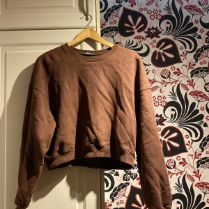 Brun oversized sweater - Jätte fin oversized sweater från bikbok som passar perfekt nu till hösten. Den är knappt använd då den är för liten för mig💕