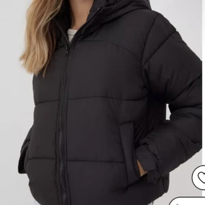 Svart puffer jacka - Säljer denna fina vinterjacka då den inte kommer till användning! Jackan är i storlek 38 men passar även 36!