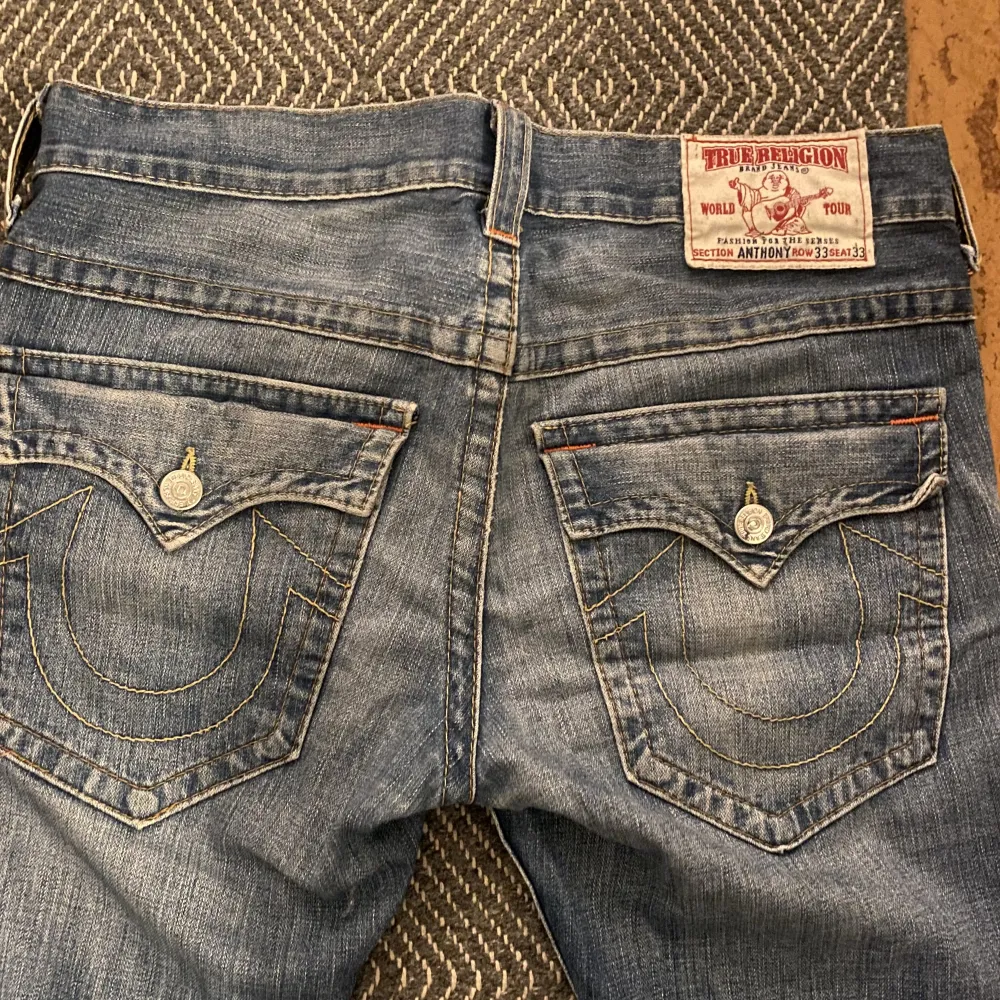 Säljer mina fina lågmidjade jeans från True religion då de så sällan kommer till användning. Strl 33. Finns täcken på användning men är i bra skick! . Jeans & Byxor.