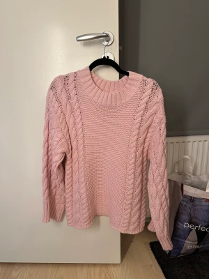 Stickad tröja - Fin tröja från Gina tricot. Aldrig använd har lappen kvar. Storlek s