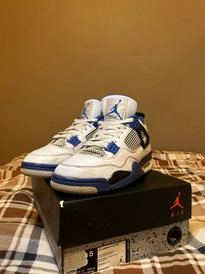 Jordan 4 Motorsport  - Äkta Jordan 4 Motorsport 🔵. Kan mötas i Centrala Stockholm 📌. Pris kan diskuteras vid snabb affär. 