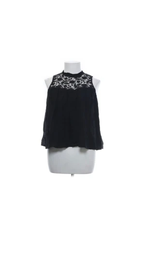 Spetstopp - Säljer nu denna söta sommar blus då den tyvärr inte passar mig längre, köpt på sellpy men nästan aldrig använt den själv!! hör av vid mer frågor💋