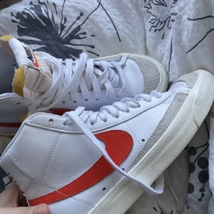 Nike Blazer Mid 77  - Jättefina skor i storlek 36. De är i princip helt nya, har använts en eller två gånger. Säljes då de är lite för små för mig tyvärr! Nyskick, rena och fina. Köptes för 1225kr, säljer för 900kr ❤️