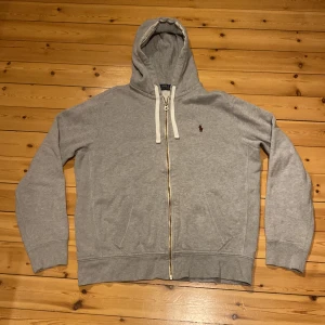 Polo Ralph lauren zip hoodie  - En mycket fin och trendig Polo Ralph lauren zip hoodie i ny skick! Storlek L men passar bra till M.