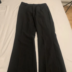 Kostymbyxor - Kostymbyxor från BikBok. Inget trasigt eller fult. Har fickor fram. Storlek 40 men små i storlek så skulle säga M