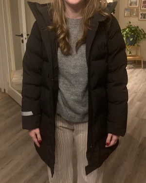 Dun vinter jacka - Helly Hansen - Jätte varm och skön vinter jacka i dun ifrån Helly Hansen. Jätte bra skick och i storlek s/m