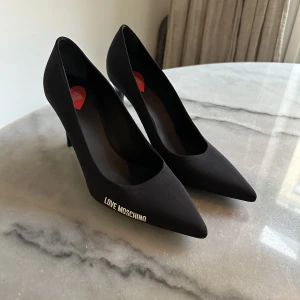 Mochinopumps - Aldrig använda pumps från Mochino i strl 39