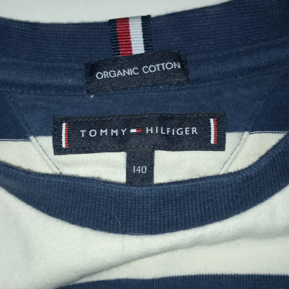 En randig Tommy Hilfiger tröja . Tröjor & Koftor.