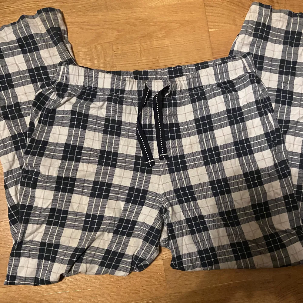 Fina pyjamasbyxor från Kappahl i storlek S. Använda men har inga tydliga defekter och är i bra skick. Nypriset är 399. Jag är 165 💕. Jeans & Byxor.