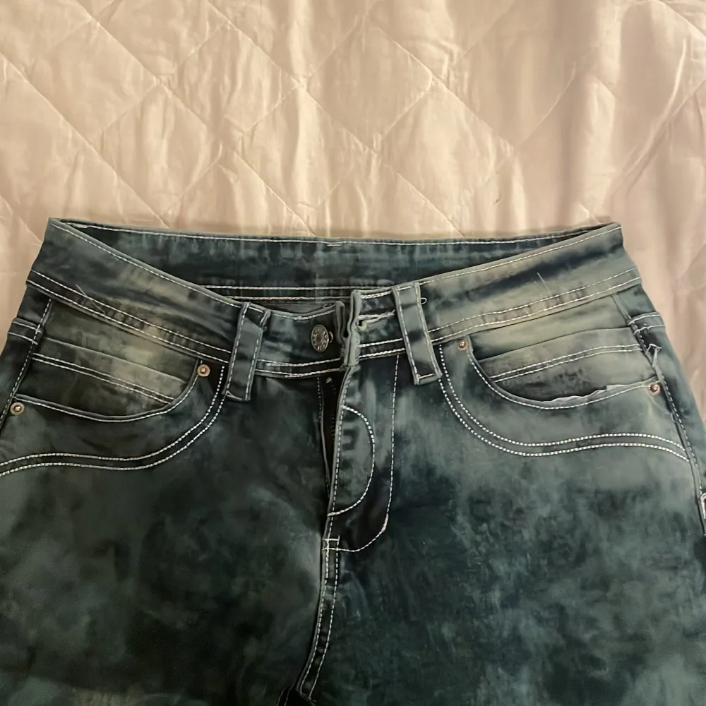 Aldrig andvända flare jeans. Snygga detaljer men passar inte mig, då jag inte gillar tvättningen. . Jeans & Byxor.