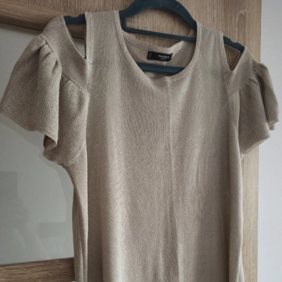 Topp med cut out på axlarna - 90