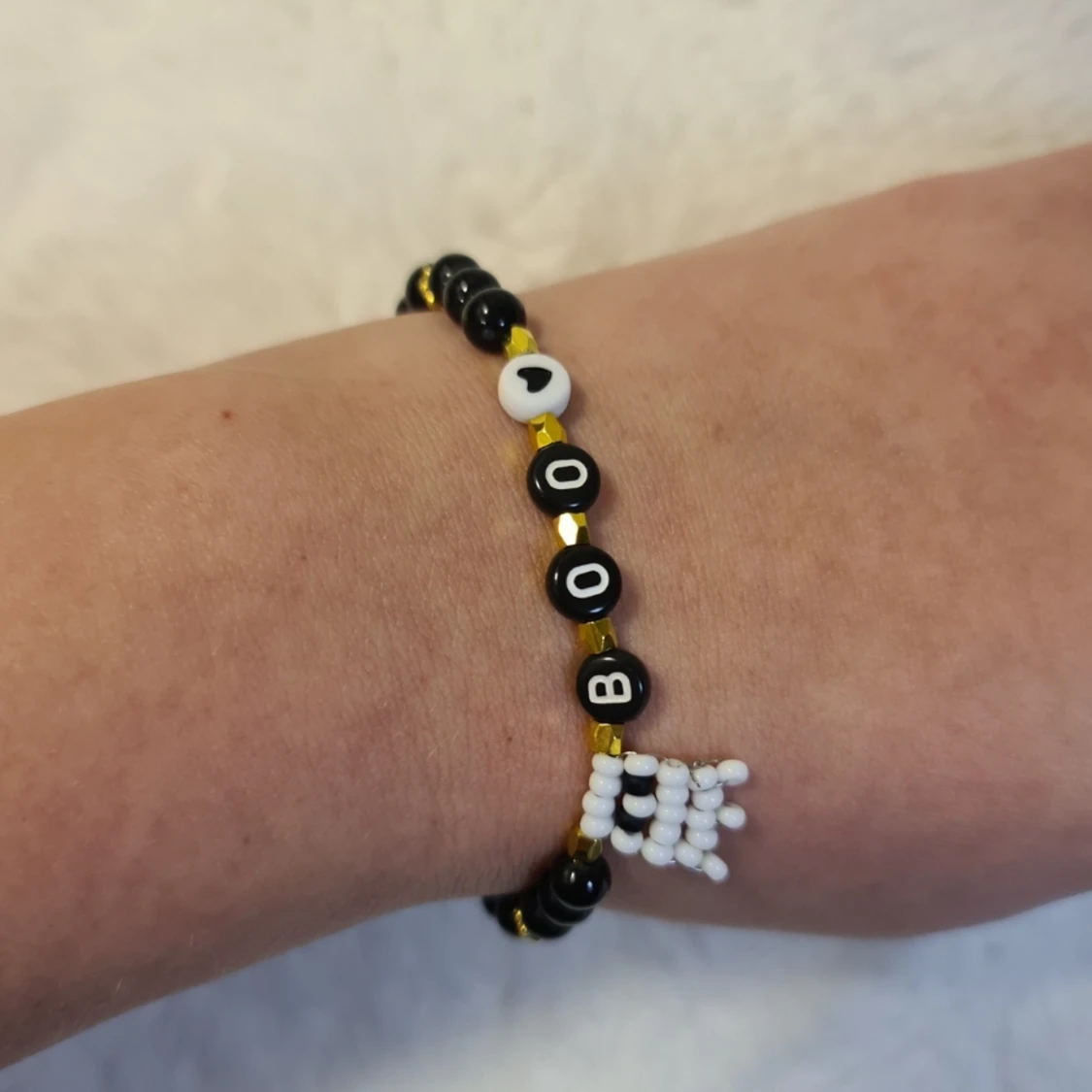 Gulligt armband spöke till Halloween 