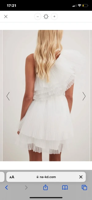 Slutsåld tyllklänning nakd  - Säljer den utsålda och perfekta tyllklänningen ifrån Na-kd.(aldrig använd med pristagg kvar)  Tyvärr var denna för liten för mig, därav säljes den nu. Klänningen passar perfekt till studenten eller en fin sommardag☀️ Priset börjar på 599kr (nypris 649).