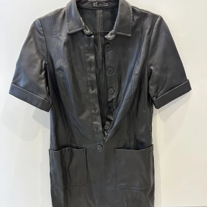 Läderklänning från Zara - Supersnygg läderklänning från Zara🖤