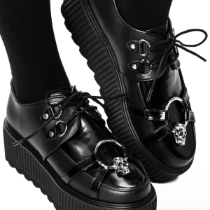 Killstar skor - Helt oanvända original killstar skor! Platåskor med jättecoola detaljer och är i storlek 36. De är helt slutsålda på hemsidan. Lådan på bilden ingår!  Originalpris: mellan 800-1200kr Skriv privat för prisförslag eller för fler bilder!💓