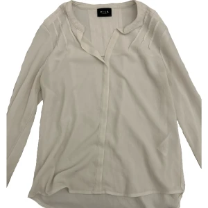 Vit blus - Vit blus. !! lite genomskinlig !! Säljer då den har blivit för liten för mig. Kontakta mig för fler bilder💕