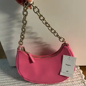 Säljer min fina rosa handväska. Perfekt för semestern! Aldrig använd med prislapp på. 80kr💜