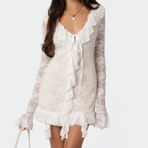 Vit klänninh - Josephine ruffle Lace mini dress. Aldrig använt den, jätte fin i nyskick🫶🏽🫶🏽nypris 1450 kr