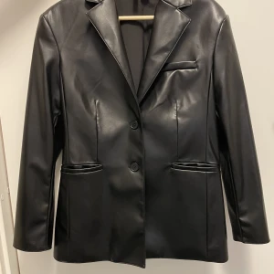 Läderjacka - Så snygg läderjacka men säljer för att den inte kommer till användning. Mycket bra skick då den bara används någon gång💗Den är storlek xxs men den är oversized så skulle säga att den sitter som en s. Skriv för fler frågor! 