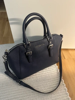 Michael kors väska - Hej! Nu säljer jag min fina marinblåa Michael kors väska då den inte kommer till användning längre. Köptes för några år sen men används väldigt försiktigt därav den fina kvaliten. Har tyvärr inget kvitto kvar💜Säljs för 500kr.