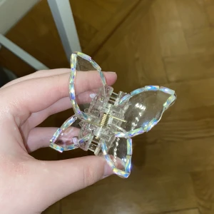 Hårklämmor - Två jättefina hårklämmor, en formad som en fjäril🦋 och en som ett hjärta💗. Tillsammans: 40kr separat: 25kr. Fjärilen är köpt från Urban outfitters. Skriv för mer info och bilder. OBS: En av diamanterna har trillat av fjärilen!