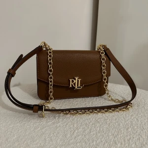 Ralph Lauren Väska  - Färgen visar sig bäst på sista bilden. Väskan är i skinn & modellen heter Madison 19 Crossbody. Oanvänd, dustbag medföljer. Köpt på NK, kvitto kan visas vid önskemål. 