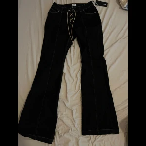 weekday jeans  -  väldigt stor i storlek, sitter mer som baggy! helt oanvända flared jeans i modellen "CASEY LOW" ! ser svarta ut men har blå rinse 💕 inga defekter, tags är även kvar ❣️