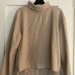 Stickad polotröja - Stickad polotröja från Zara, väldigt bra skick🤎