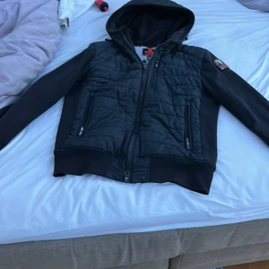 Parajumper cardigan - Skick 10/10  Nypris 4000  Kvitto finns på Nk    