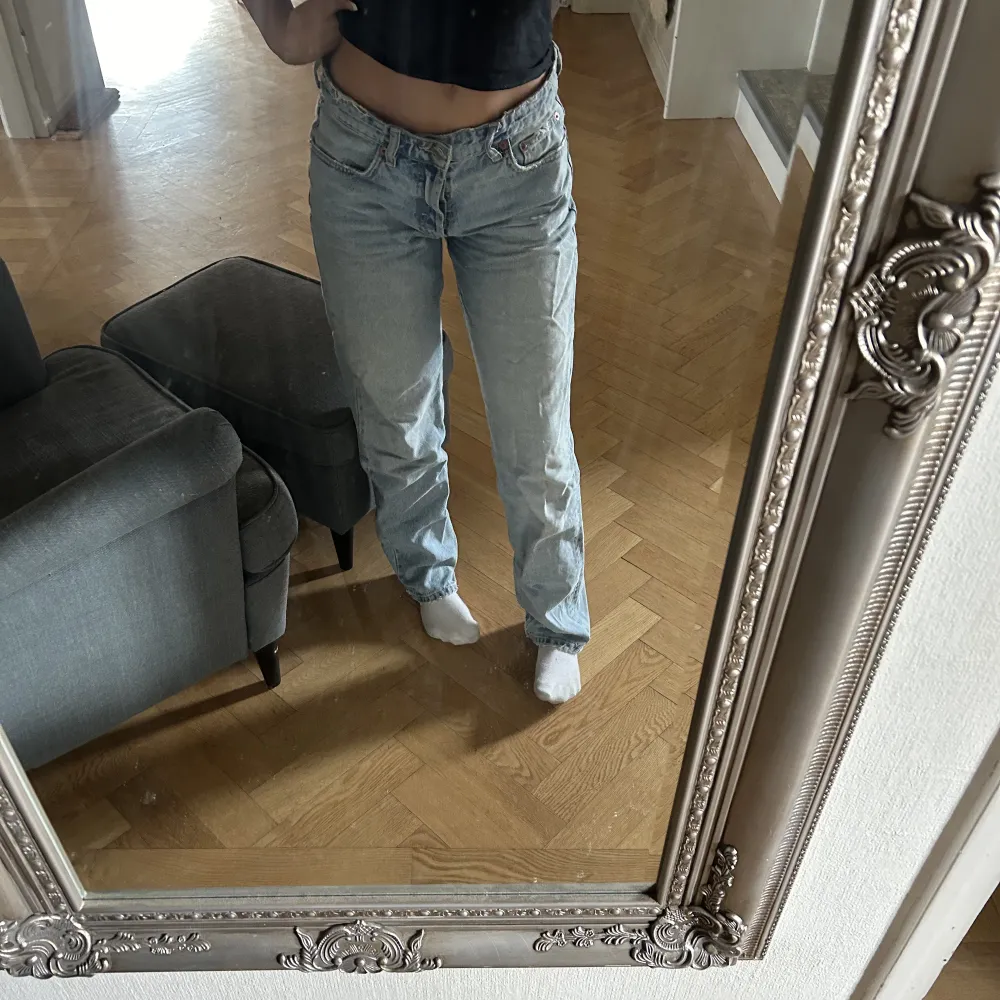 Säljer dessa skit snygga lågmidjade jeansen från zara då dom ej används längre!!. Jeans & Byxor.