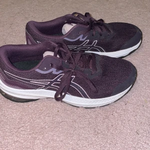 Säljer sprllians nya skor - Oanvända fina springskor🫶🏻lila svarta priset ligger på 250-300kr