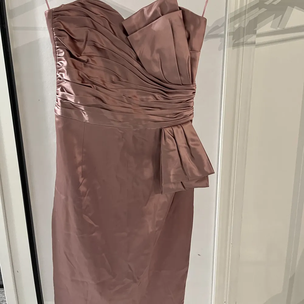 Detta är en balliknande klänning köpt från Belle by OASIS för flera år sedan. Den har en jättefin rosa färg med fina detaljer som är perfekt att ha till bal eller bröllop. Den är shoulderless och kroppsformad. Klänningar.