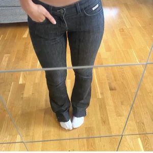 Lågmidjade Jeans - Jeans från Calvin Klein, köpta vägar på plick där bilderna även är lånade från💕midjemåttet är 82 cm