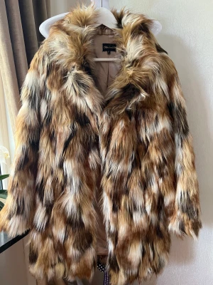 Fejkpäls - Mysig pälsjacka storlek L  Skulle säga liten i storlek. Nypris 2000kr använd 1 gång märke chica london. Kolla gära mina andra annonser 🌸öppen för bud 🌸