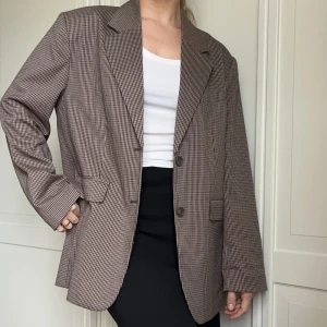 Fin rutig kavaj - Så fin, något oversizead kavaj från Gina Tricot. I väldigt fint skick! 