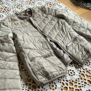  höst-jacka💓 -  jag säljer en super fin höst jacka!! Använd ett antal gånger men fortfarande väldigt  BRA skick!💗  