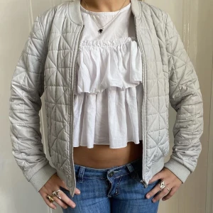 Quiltad jacka! - Säljer denna super snygga quiltade jacka från Lindex! Storlek s i toppenskick💗bilderna är lånade