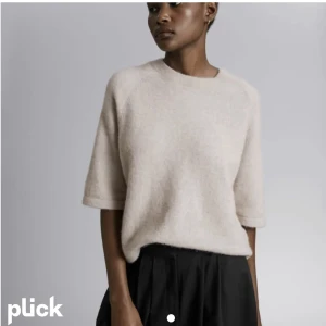 & othet stories tröja - Lägger upp igen pga oseriös köpare!  Jag säljer min supermysiga stickade tröja ifrån & other stories i den ljusa färgen. Endast använd fåtal gånger, då inte riktigt kände att det var min stil! Buda ifrån 400 eller köp direkt för 500 ❤️ 