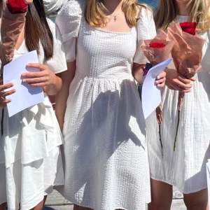 Säljer en jättesöt vit klänning!! Perfekt till midsommar och liknande 🌸 Använd 2 gånger 🤍 Kan mötas upp i Göteborg!