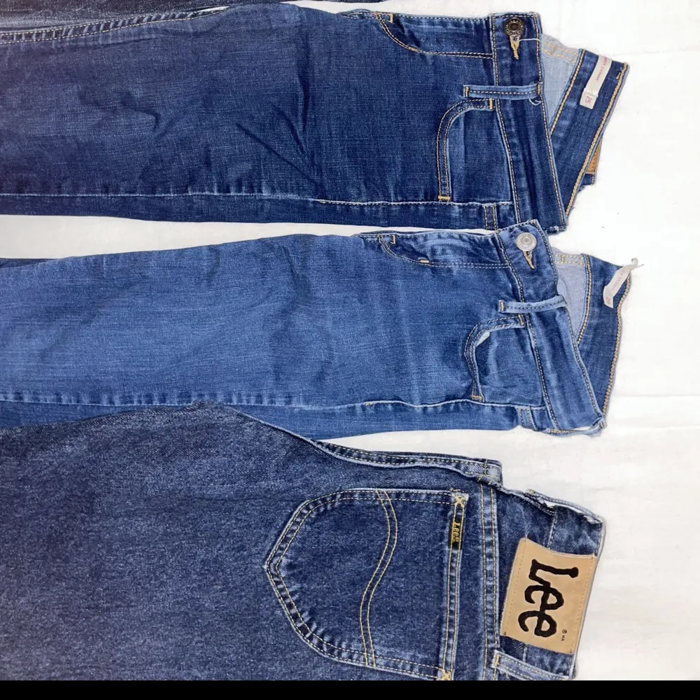 Jätte fina jeans, vissa aldrig använda och andra med minimala ”skador”. Priset varierar och är öppen för alla möjliga förslag😊 . Jeans & Byxor.