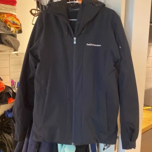 Peak Performance jacka - Säljer nu min PP jacka som endast har använts några gånger pga att jag köpte den i slutet av förra vintern och nu är den för liten. Den är i nyskick och ordinarie pris är 3200 kr. Den är vattentät och är även varm vilket gör den till en klass vinterjacka!