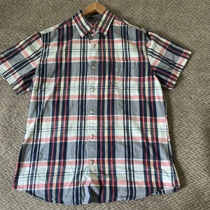 Skjorta  - Jag säljer den  skjortan för 85 kr . Den är 100% bomull ! Använda några gånger för speciellt evenemang