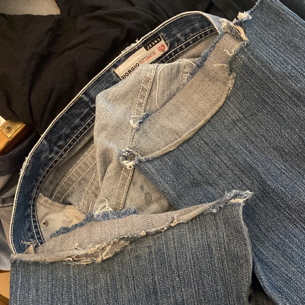 Coola jeans som sitter rätt så baggy, är utsvängda och lågmidjade. Uppskattar storleken till S/M. (Se slitage på sista bilden). Jeans & Byxor.