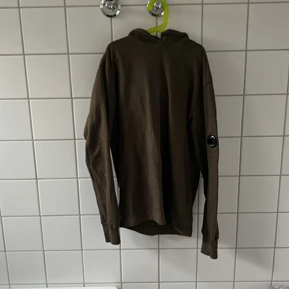 Säljer en cp company tröja har aldrig varit använd säljer den för att den är stor plasten finns kvar på märket kostar ny 2100 köpt på näsfabriker . Hoodies.