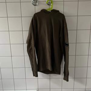 Säljer en cp company tröja har aldrig varit använd säljer den för att den är stor plasten finns kvar på märket kostar ny 2100 köpt på näsfabriker 