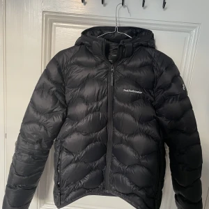 Peak Performance Jacka  - Hej, säljer min peak jacka från förra vinter. Sjukt snygg. Skick 8,5/10. Köpt för 1900kr. Säljs för 850kr. Undrar ni något är det bara att skriva.