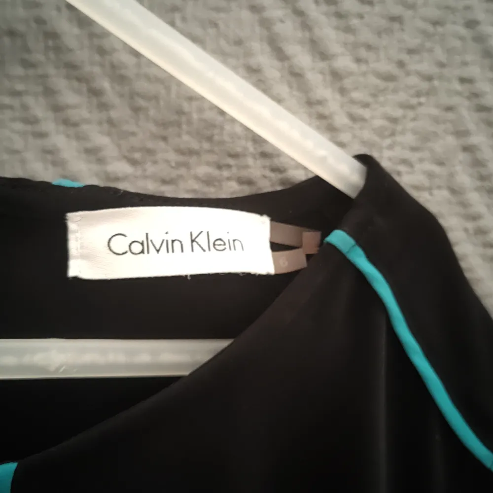 Calvin Klein relax klänning Storlek 36-38 Svart med gröna detaljer Bra skick . Klänningar.