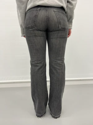 Gråa jeans - Gråa jeans 250:-  Medelhög midja -uppsprättade Storlek 38/40  Skriv om ni är intresserade❣️