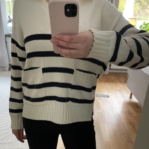 Stickad tröja  - Super fin stickad tröja från Lindex som aldrig kommer till användning💕något som fastat på bröstet (se bild) annars i mycket bra skick. Hör av er vid fler frågor eller bilder 