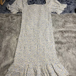 Klänning - Klänning med blommigt mönster, endast använd 1-2 gånger så väldigt bra skick😉